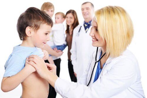 doktor solucanlı bir çocuğu muayene ediyor